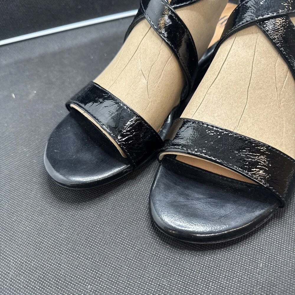 Women’s Sofft Innis Black Crinkle Patent Leather Sandals Size 8.5 - UZI114